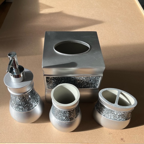 🚰Creative Scents Decorative Bathroom Accessory Set 🧼🪥 - Picture 3 of 16